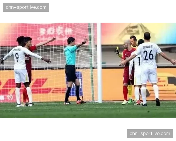 特写：门线悬案，VAR长时间回放后判定朗斯进球无效