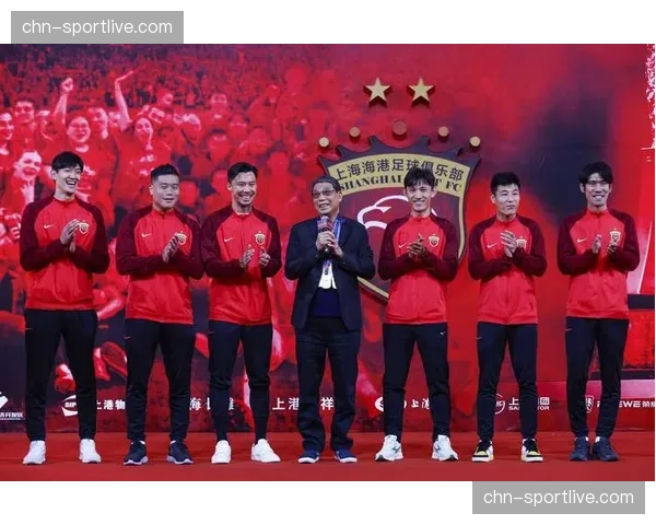上海海港球员王燊超出战顶级联赛400场纪念仪式举行