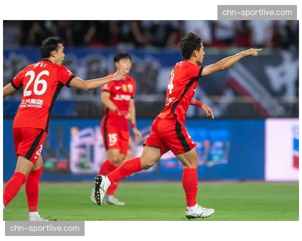 中超-奥斯卡助攻帽子戏法,上海海港3-1完胜梅州客家 中超-奥斯卡助攻帽子戏法,上海海港3-1完胜梅州客家